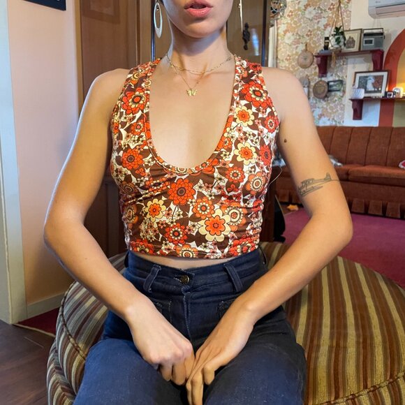 Plunge 70s style orange floral print MOD style sleeveless crop top! - Picture 9 of 13
